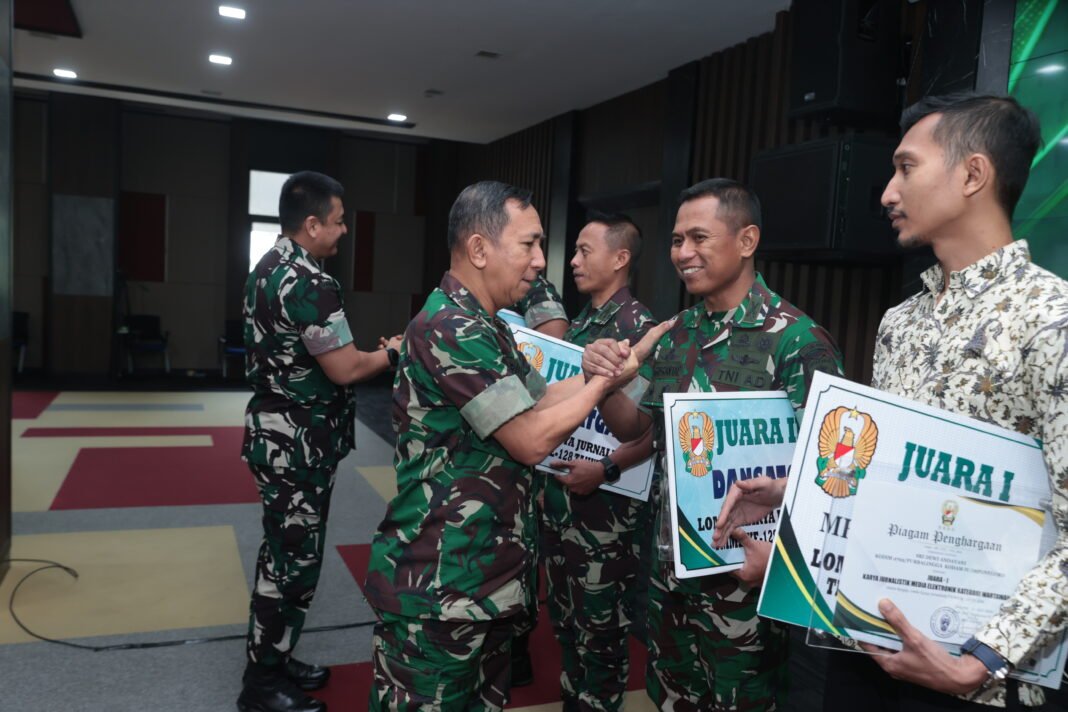 Penghargaan Dansatgas Terbaik III Diperoleh Kolonel Kristantau Hermawan dari TMMD Reguler ke-128