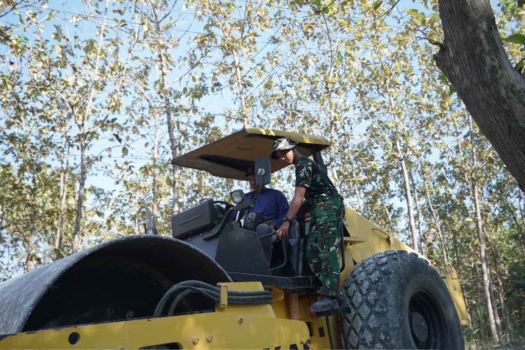 Backhoe Loader Percepat Target Pembukaan Badan Jalan TMMD Ke-129 Lamongan