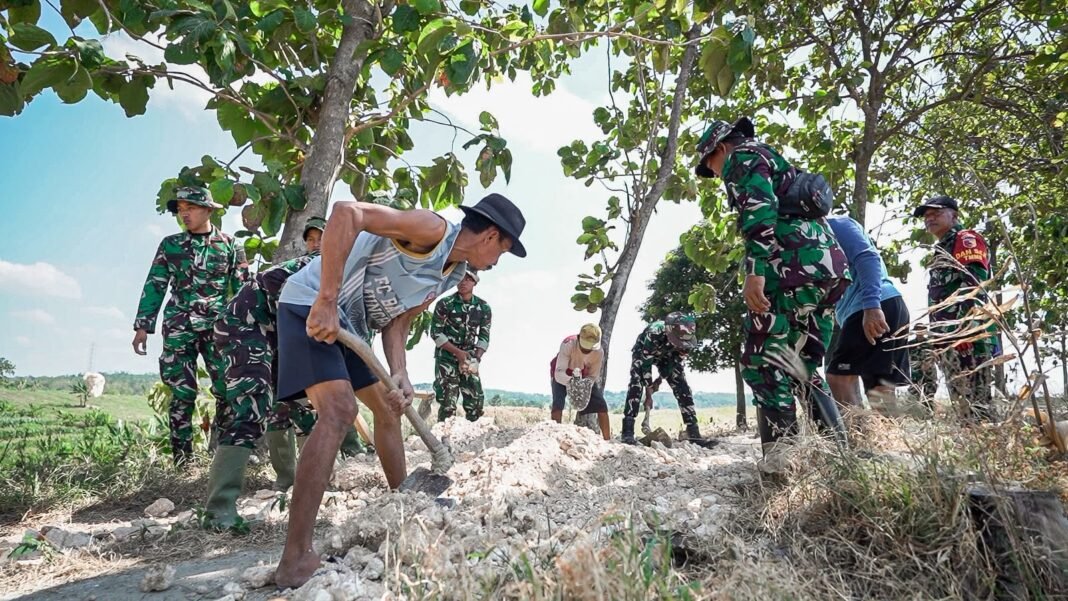 Penguatan Kemanunggalan TNI dan Rakyat dalam TMMD Ke-129 di Tlemang