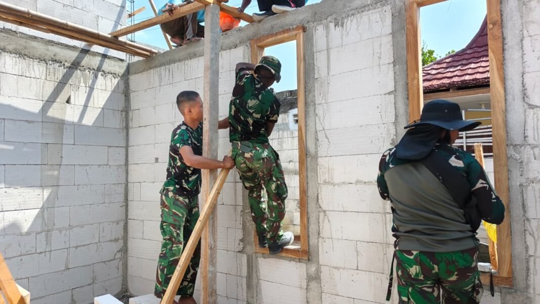 Gotong Royong dan Kemanunggalan TNI-Rakyat dalam RTLH TMMD Ke-129 di Lamongan