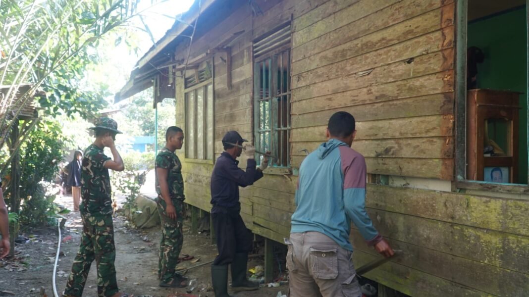 Tim Satgas TMMD Ke-129 Awali Rehabilitasi Rumah Ibu Wahida