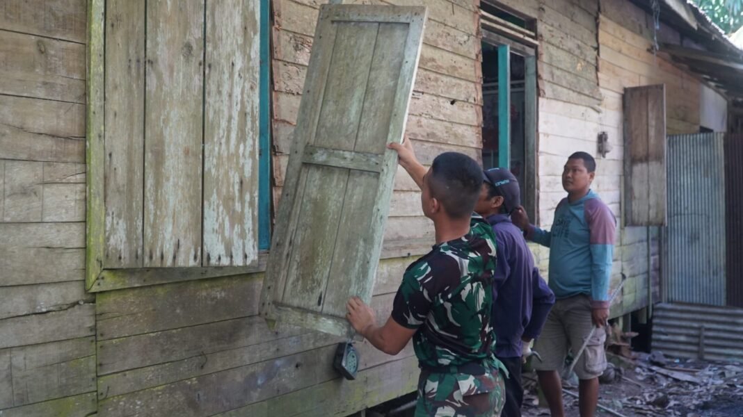 Sinergi TNI dan Masyarakat dalam Pembongkaran RTLH Ibu Wahida