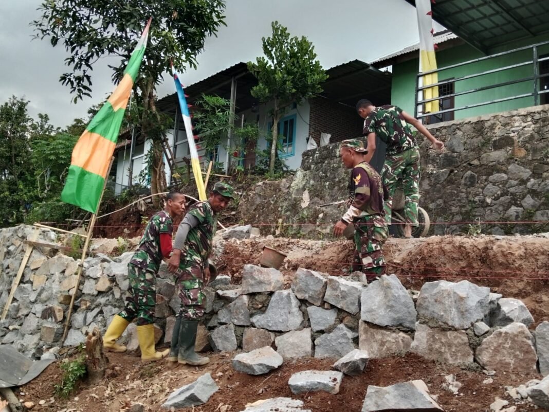 Aksi Gotong Royong Satgas TMMD untuk Renovasi RTLH di Pinang Jaya