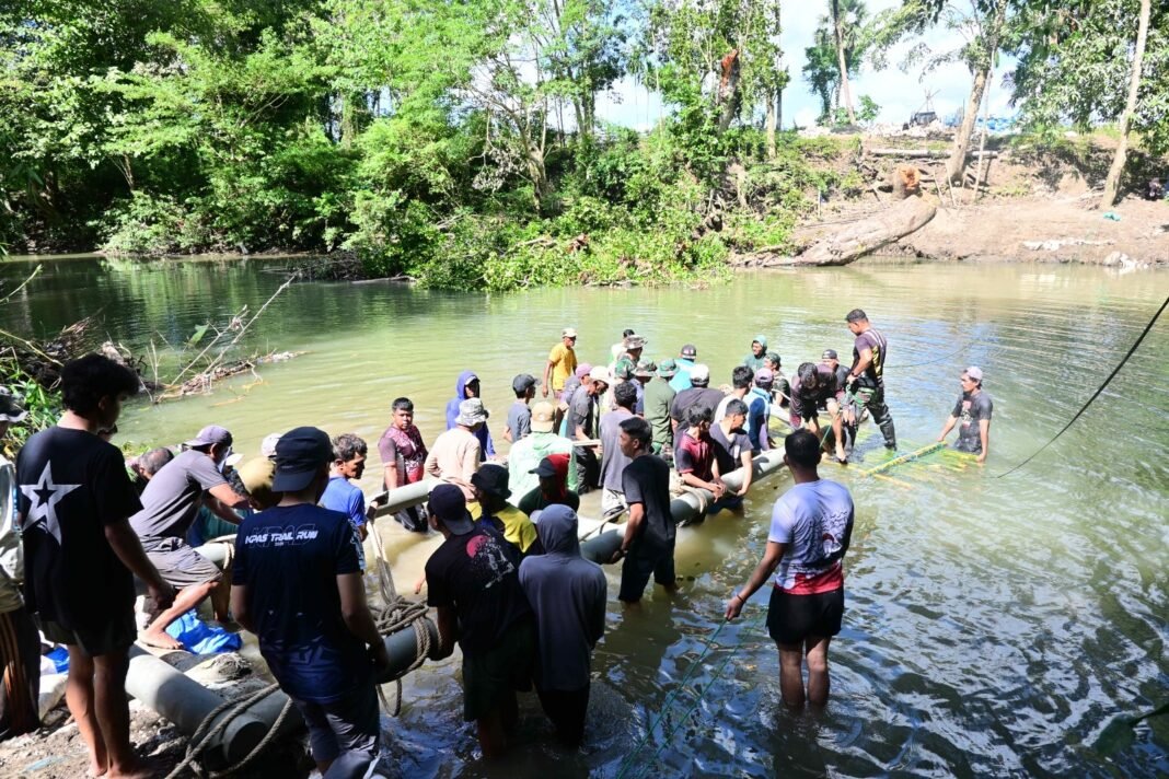 Kolaborasi Antara TNI dan Warga Desa Taddang Palie dalam Pengangkutan Tiang Jembatan