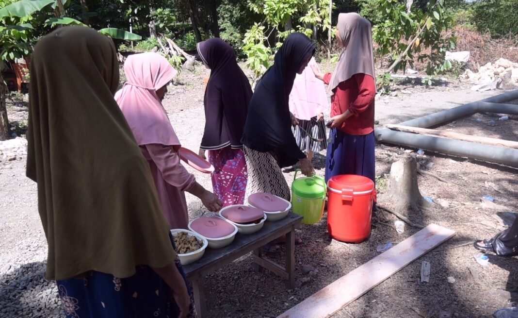 Kepedulian Warga Menguatkan TMMD, Kepala Desa Sulkifli Pimpin Pengantaran Makanan untuk Satgas