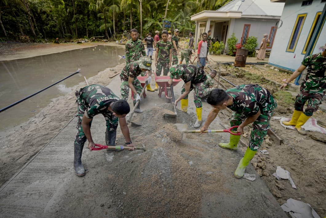 Bersama Satgas TMMD, Warga Desa Polewali Wujudkan Infrastruktur Berkualitas