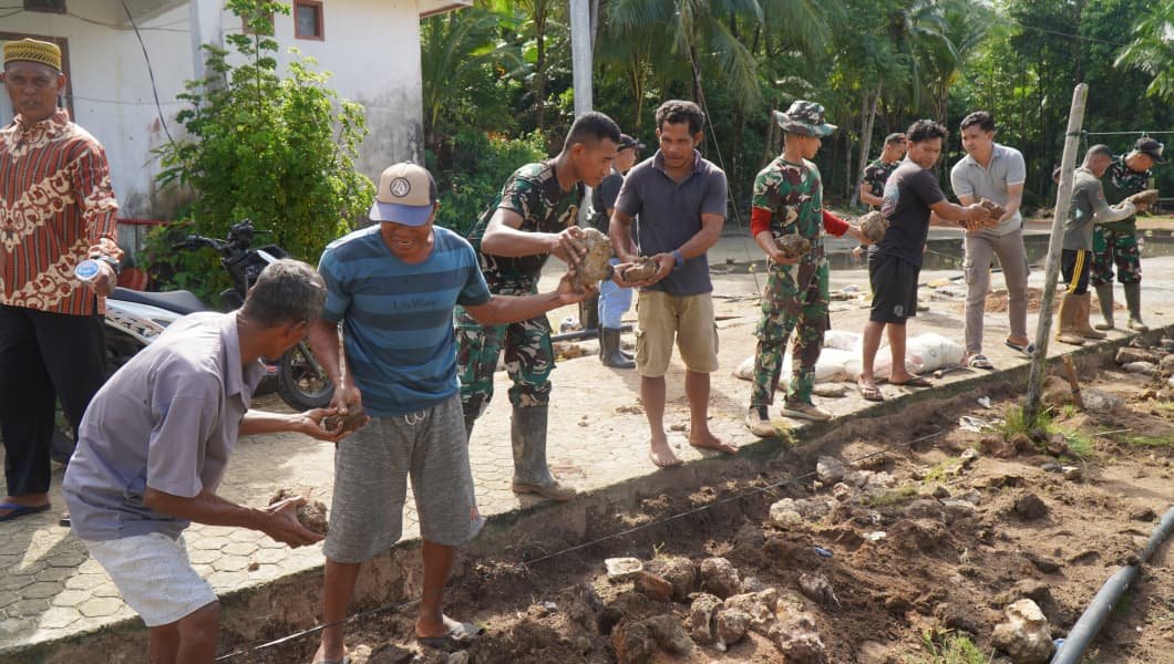 Dukungan Penuh Warga Warnai Pekerjaan Rabat Beton TMMD di Desa Polewali