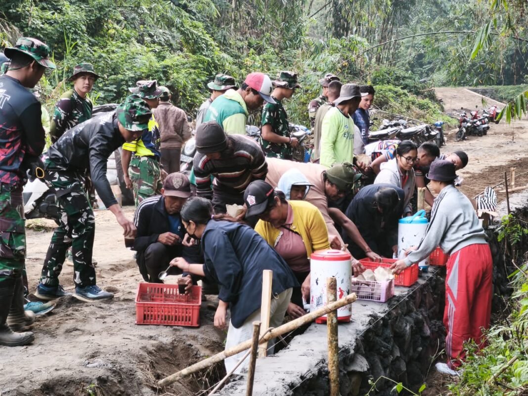 Satgas TMMD Ke-129 Kodim 1626/Bangli Sempatkan Waktu Bersantai dengan Masyarakat