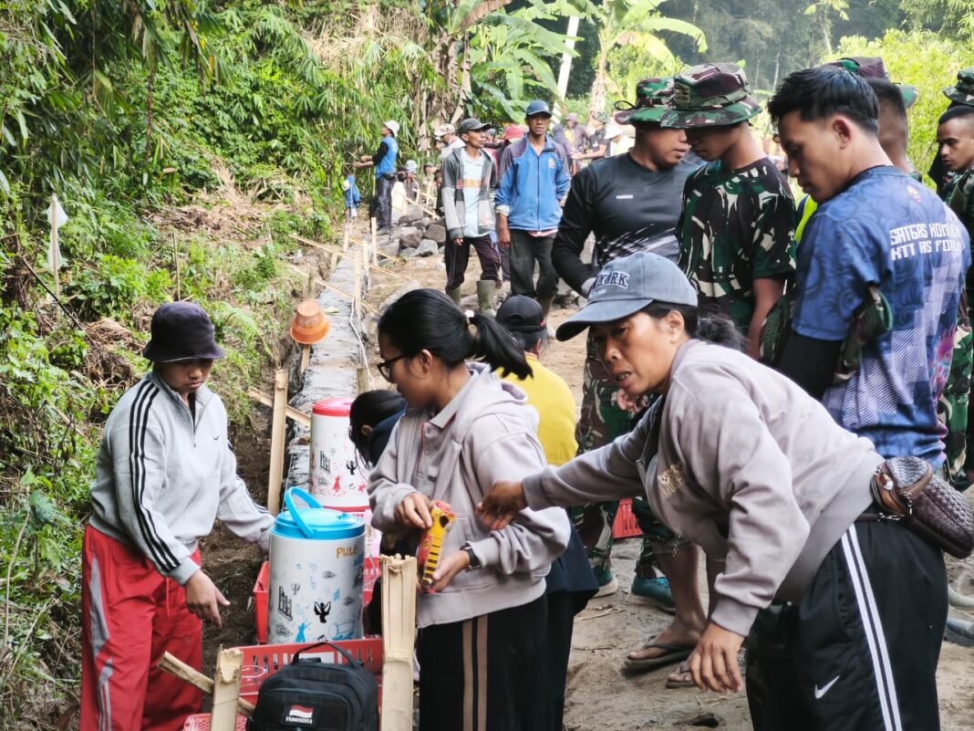 Kebersamaan Satgas TMMD, Warga, dan Mahasiswa KKN Warnai Pelaksanaan TMMD Ke-129 di Desa Sekardadi