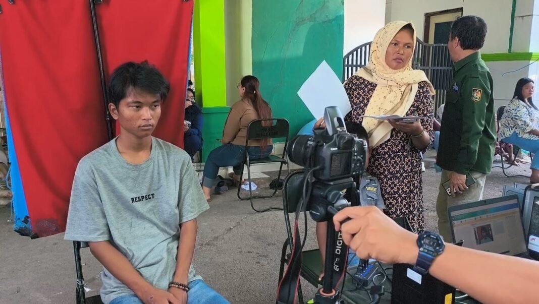 Sinergi dalam TMMD ke-129: Layanan Adminduk Dekat di Desa Luwung Kencana
