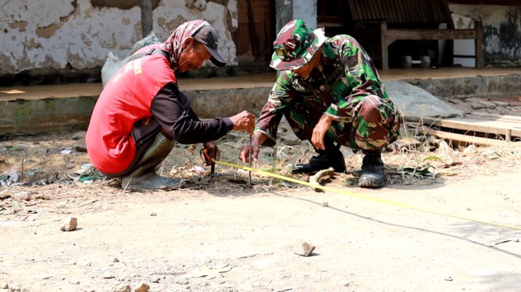 Mewujudkan Infrastruktur Pedesaan Melalui TMMD ke-129: Jalan Rabat Beton di Luwung Kencana
