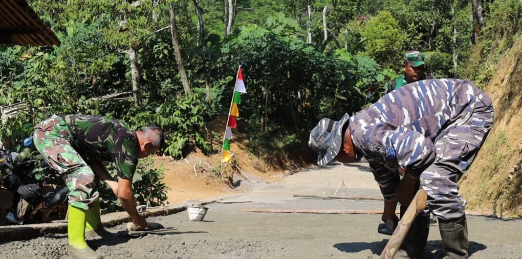 TNI AL dan Masyarakat Sukses Bangun Jalan di TMMD Reguler Ke-129