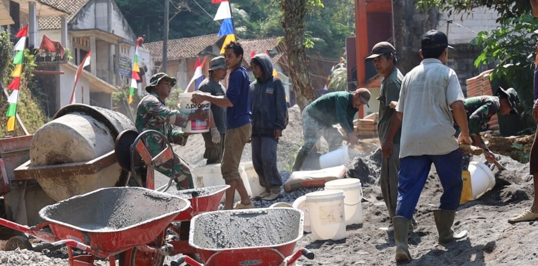 Pengecoran Jalan di Desa Watuduwur: Bukti Gotong Royong TNI dan Warga