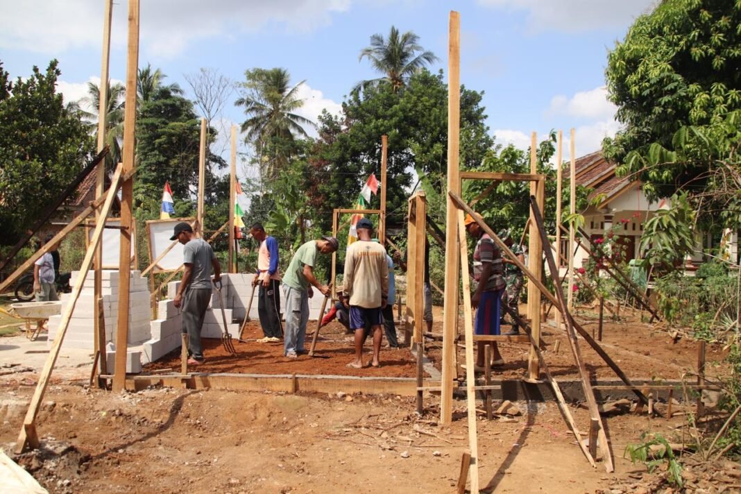 Sinergi TNI dan Masyarakat dalam Pemadatan Tanah RTLH Ibu Wagiyem