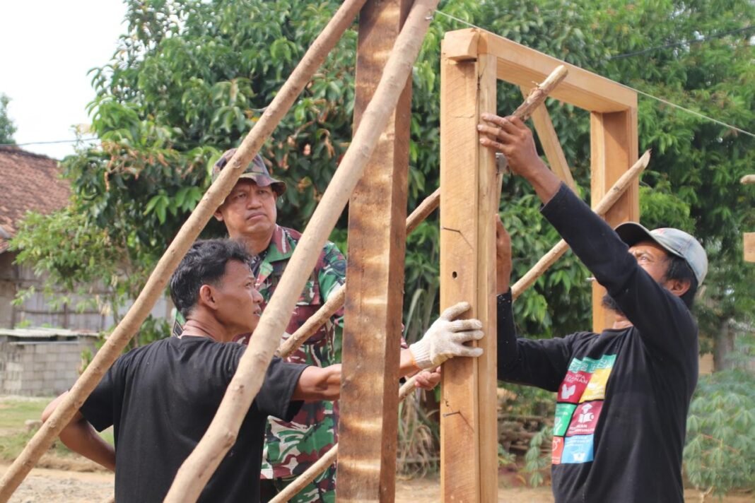 Keterlibatan TNI dalam Rehabilitasi RTLH di Desa Baru Raharja