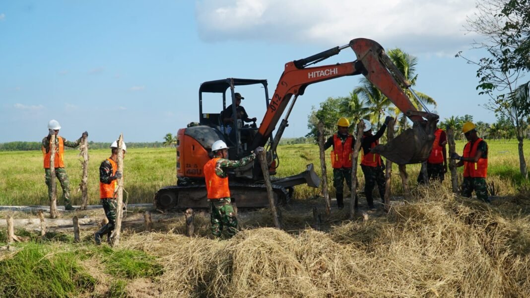 Satgas TMMD Ke-129 Bekerja Bersama Warga Dalam Pembangunan Jalan