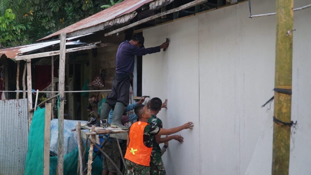 Pemasangan Kalsiboard Ibu Wahida Dipercepat oleh Satgas TMMD Ke-129