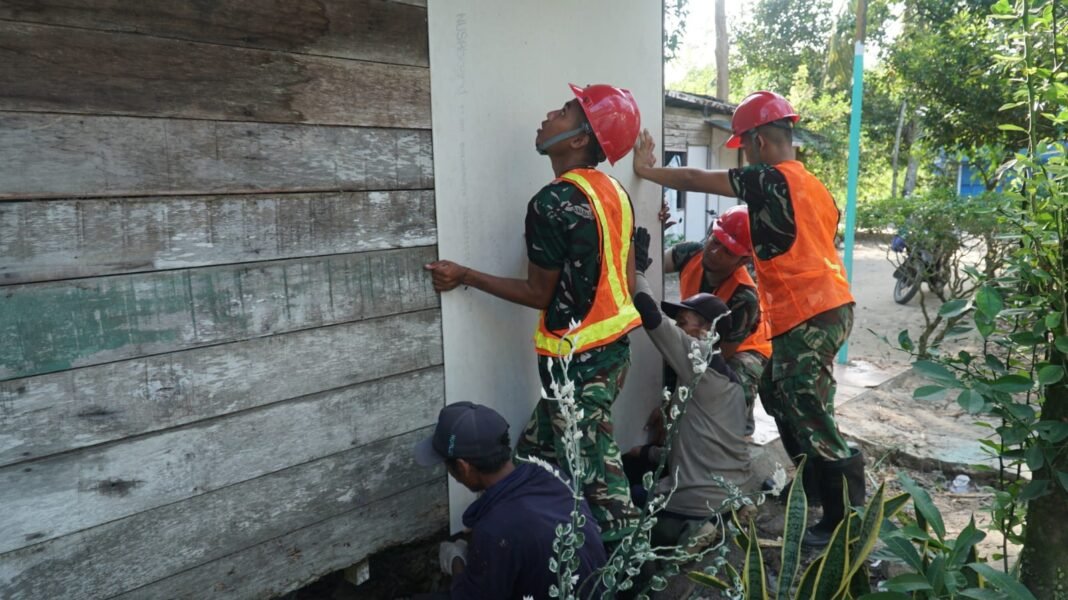 Pemasangan Kalsiboard Rumah Ibu Wahida Tampilkan Gotong Royong di TMMD