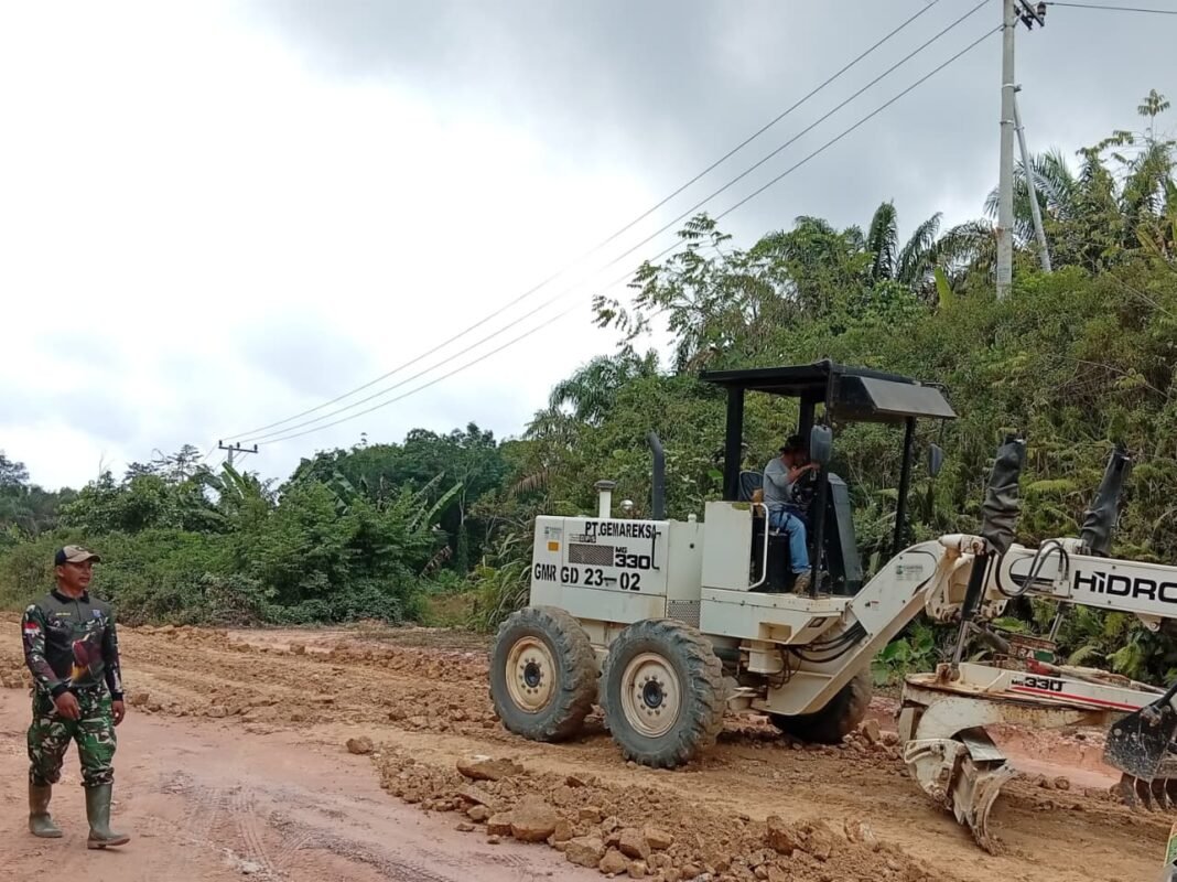 Dukungan Alat Berat Mempercepat Pembangunan Jalan di TMMD Imbangan ke-129