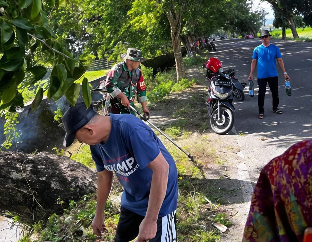 Kemanunggalan TNI dan Warga dalam Aksi Kebersihan