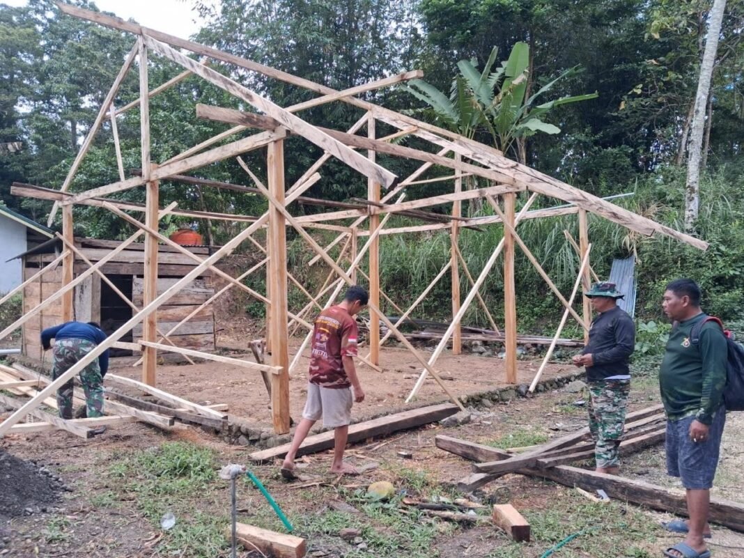 Pembangunan Rangka Kayu RTLH di Kabupaten Bone oleh Satgas TMMD
