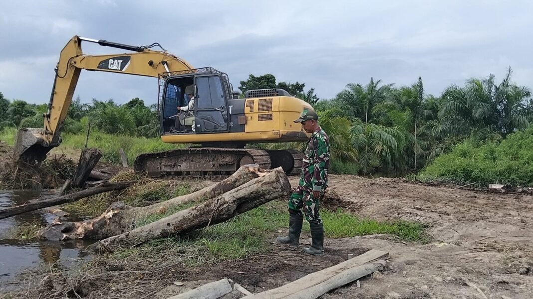 Pengawalan Alat Berat TMMD Ke-129 oleh Babinsa