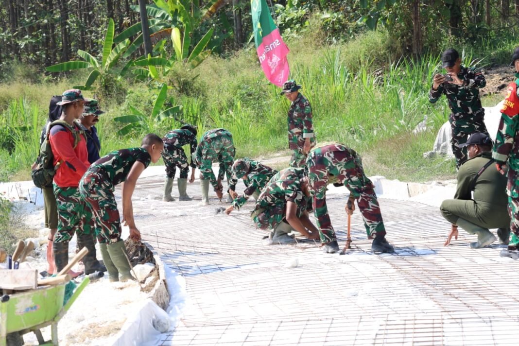 Sinergi TNI dan Warga dalam Pembangunan Jalan di Tlemang