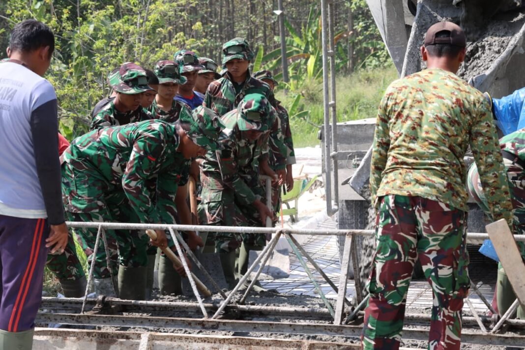 Alat ‘Skrit’ Tingkatkan Efisiensi Pengecoran Jalan TMMD Ke-129