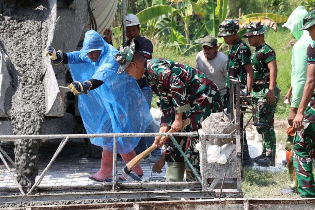 Satgas TMMD Ke-129 Manfaatkan ‘Skrit’ untuk Optimalisasi Pengecoran Jalan