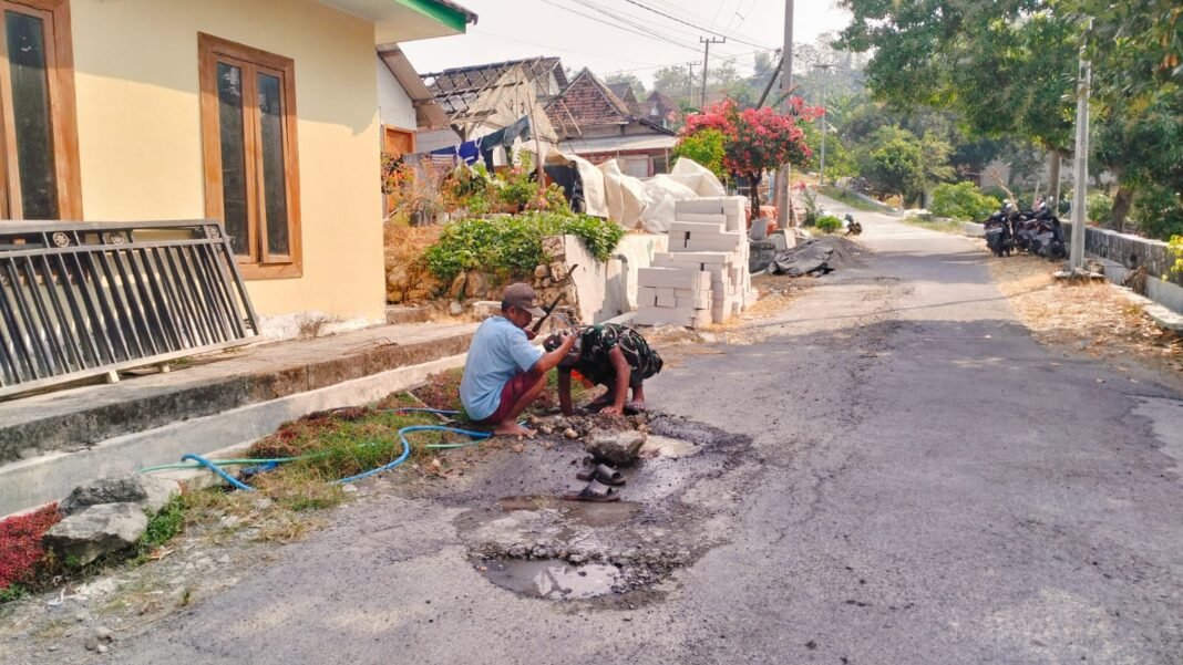Respons Tanggap Satgas TMMD Atasi Kebocoran Pipa Air di Tlemang