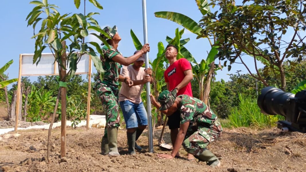 Pemasangan Jaring Pengaman Lapangan Voli oleh Satgas TMMD
