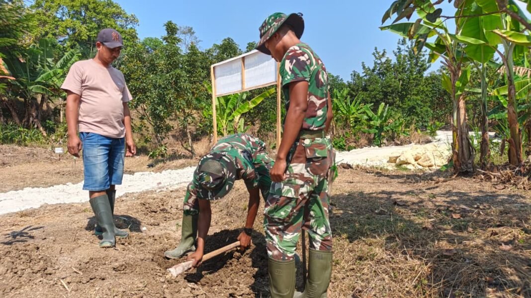 TMMD Ke-129 Mendorong Gotong Royong dalam Pembangunan Lapangan Voli di Tlemang
