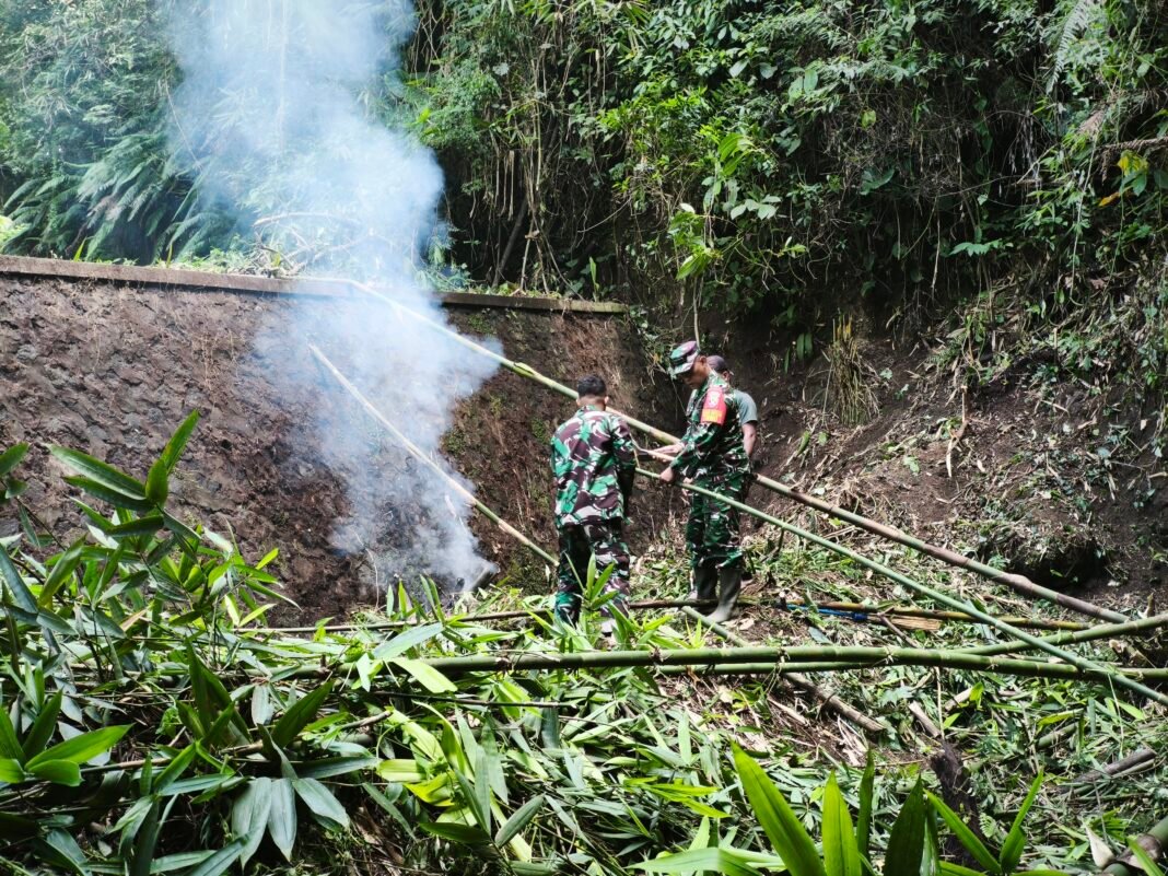 Pembersihan dan Revitalisasi Sumber Air di Desa Sekardadi oleh Wadan Satgas TMMD