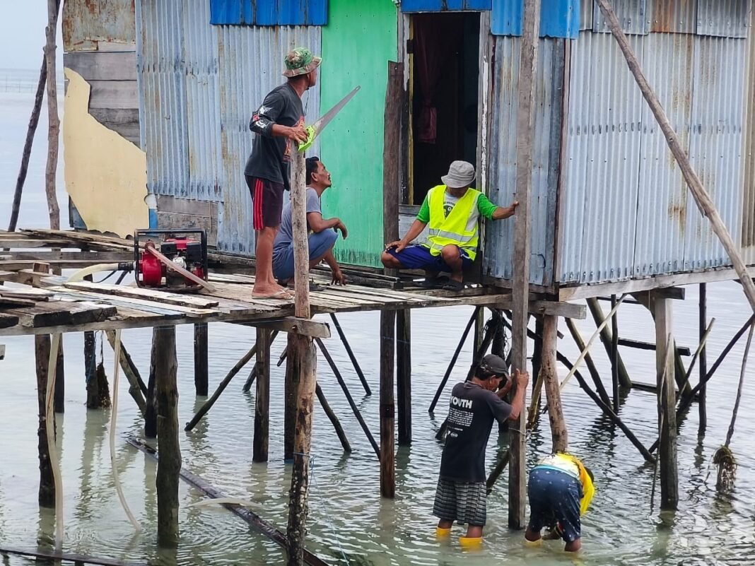 Tantangan Renovasi di Atas Laut, Satgas TMMD Bekerja Keras