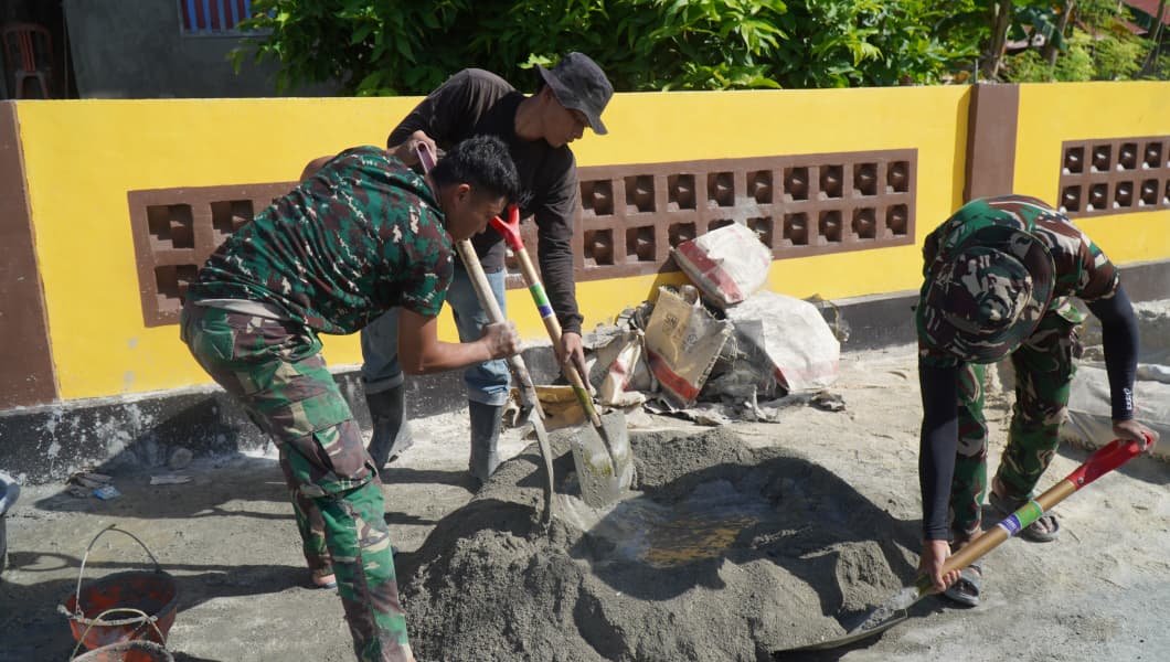 Aksi Bersama Satgas TMMD dan Masyarakat Desa Pulau Dua dalam Renovasi RTLH