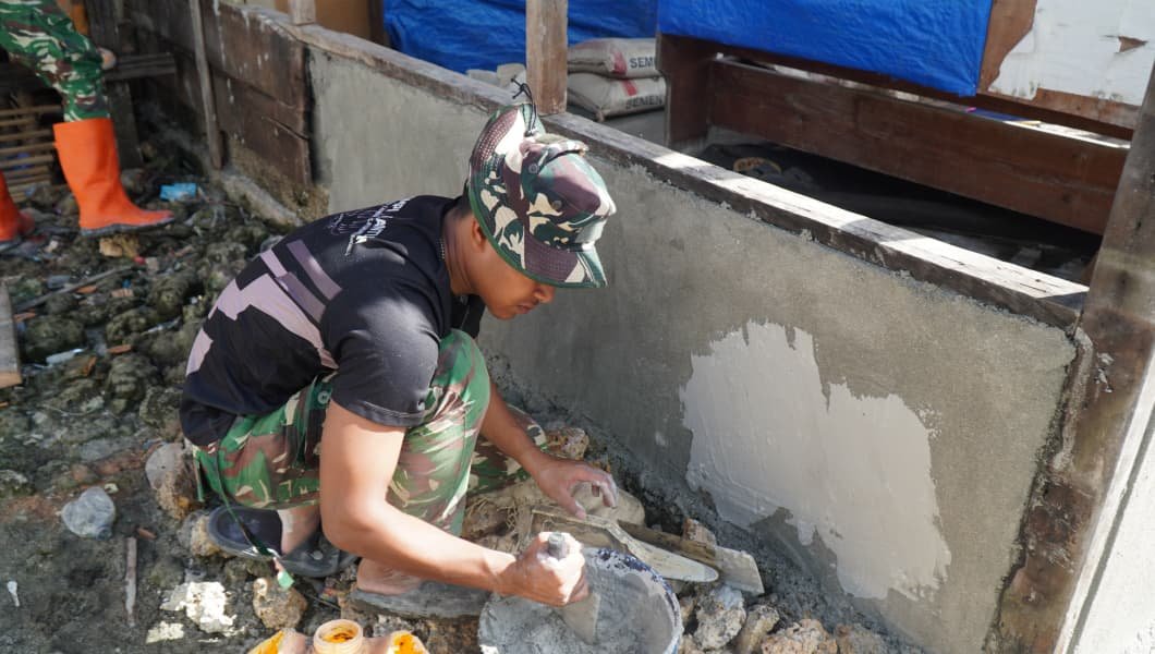 Plester Dinding RTLH Bapak Rahman: Tanda Kemajuan Renovasi