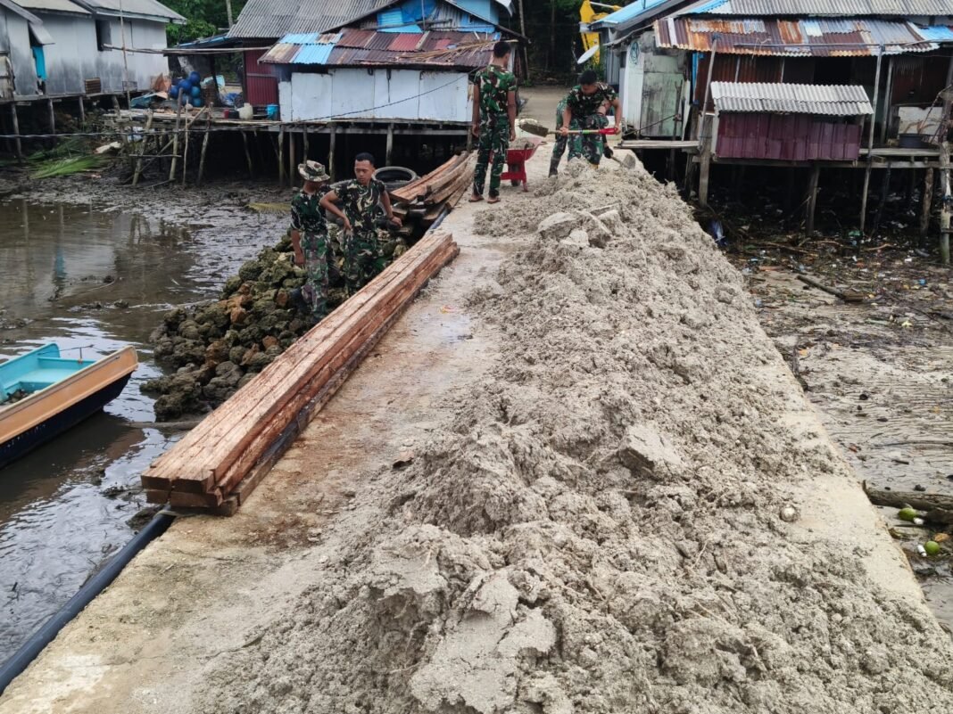 Kegiatan Pengumpulan Pasir untuk Rabat Beton dalam TMMD Ke-129 di Polewali