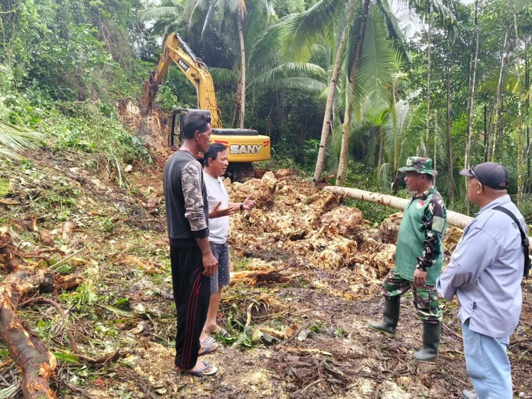 Aktivitas Pembangunan Jalan TMMD Ke-129 di Desa Polewali Menuju Titik Nol