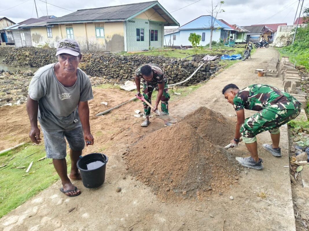 Sinergi Masyarakat dan Satgas TMMD dalam Produksi Batako