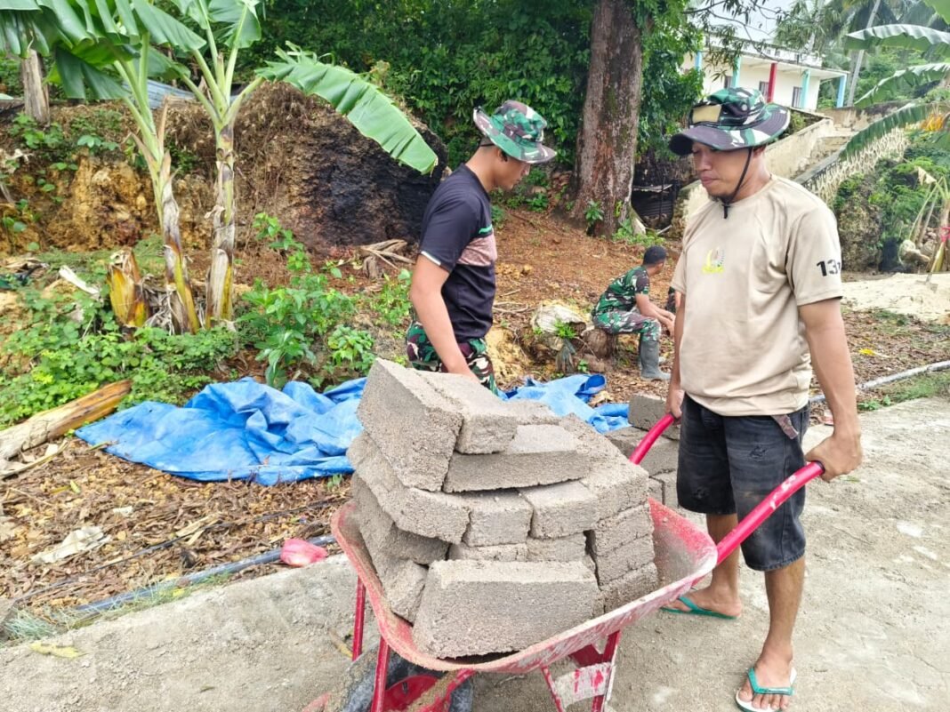 Keterlibatan Komunitas dalam Produksi Batako untuk MCK TMMD Ke-129