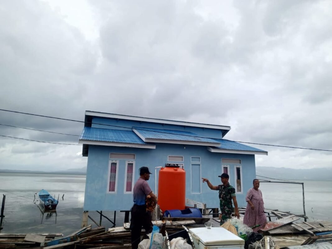 Kerjasama TNI-Polri Bersama Masyarakat Gelar Pemindahan Barang untuk Renovasi RTLH Ibu Samsia