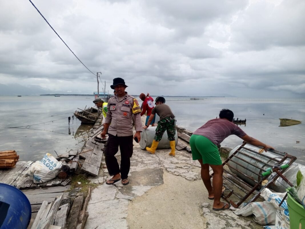 Kebersamaan Masyarakat dan TNI dalam Renovasi RTLH Ibu Samsia