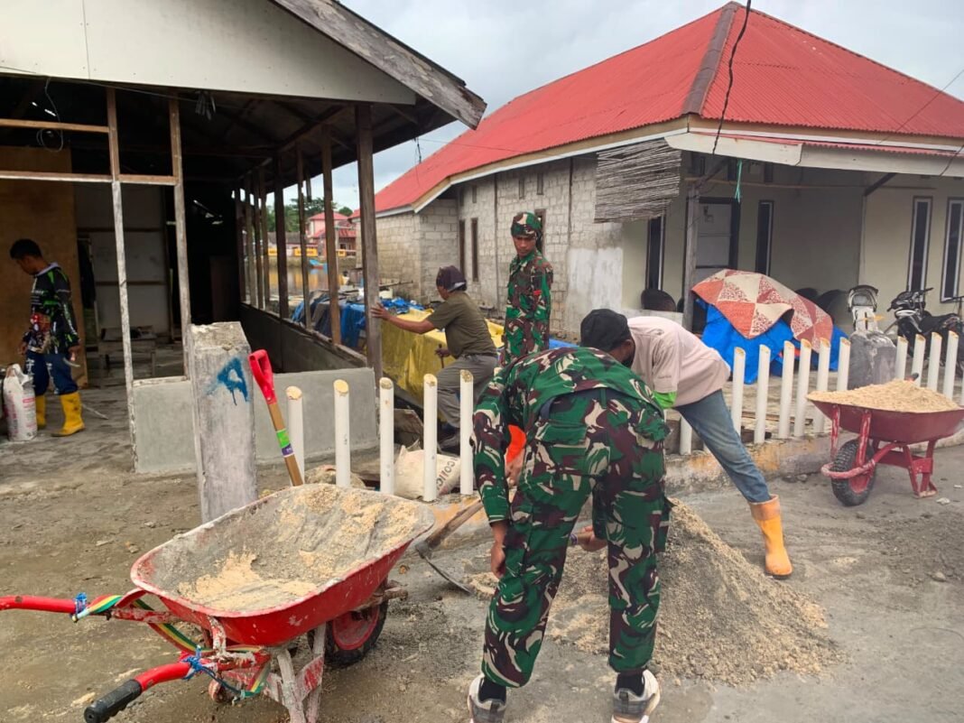 Satgas TMMD Ke-129 Terus Lanjutkan Renovasi RTLH Bapak Suardi dengan Pengacian Dinding