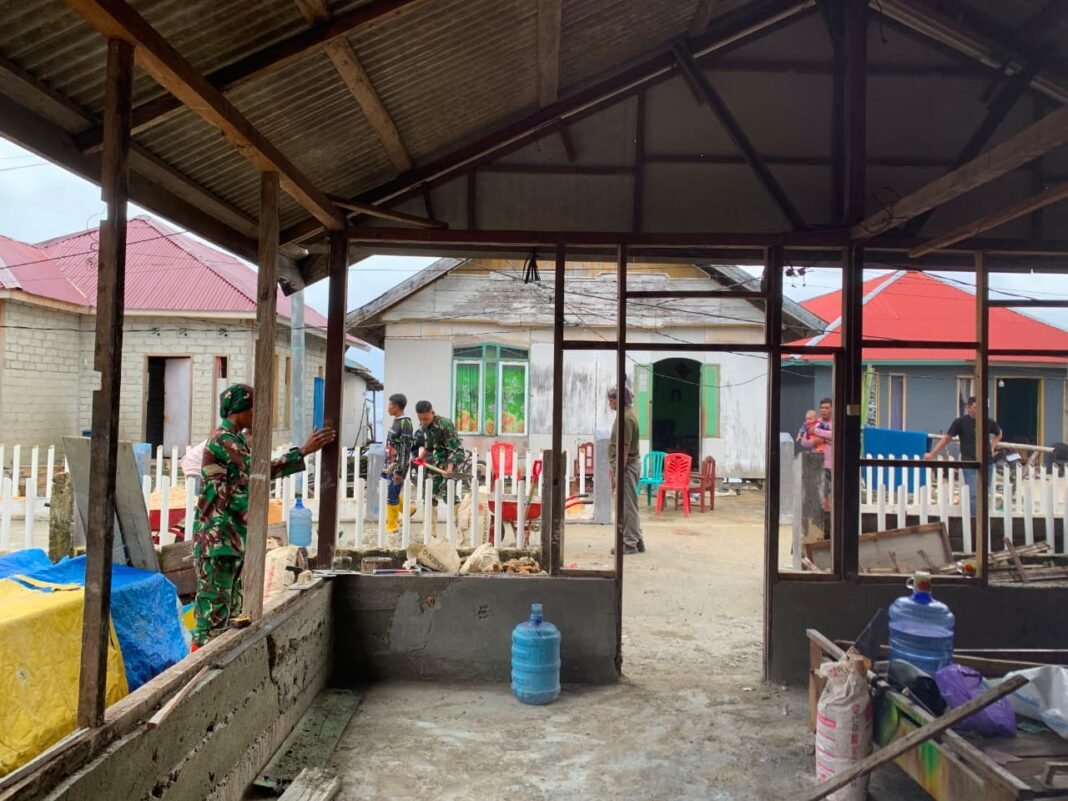 Gotong Royong dalam Renovasi RTLH Bapak Suardi oleh Satgas TMMD