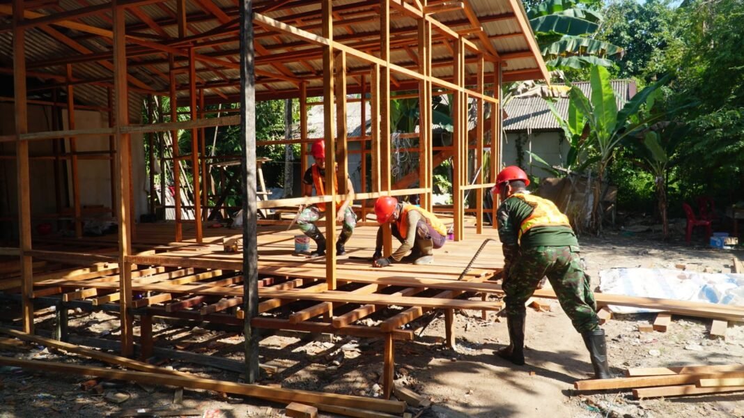 Tim Satgas TMMD Ke-129 Melanjutkan Pemasangan RTLH untuk Bapak Walianto