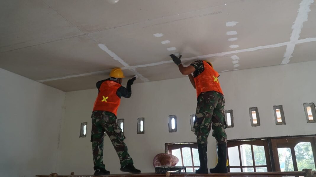 Satgas TMMD Ke-129 Mempercepat Penyelesaian Musholla di Kapuas