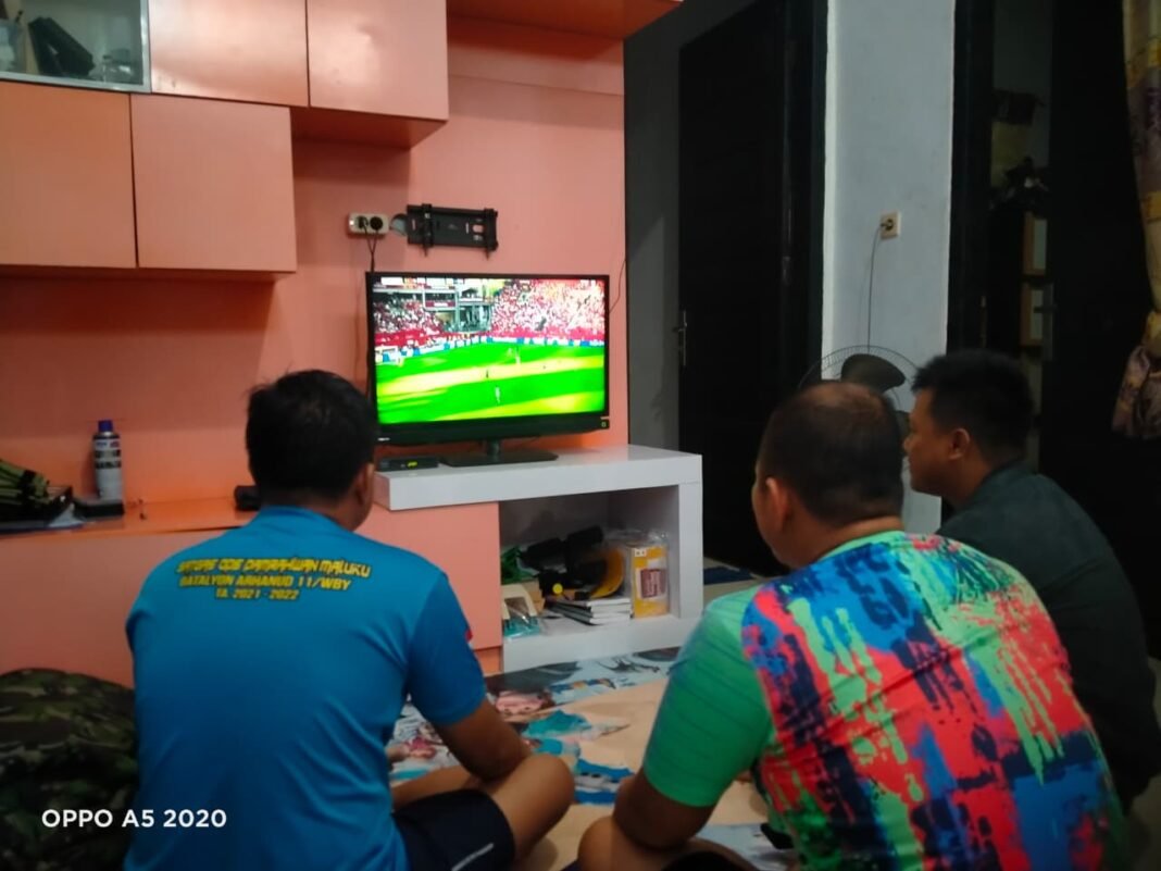 Nonton Bareng Pertandingan Piala Dunia di Koramil 426-03/Rawajitu
