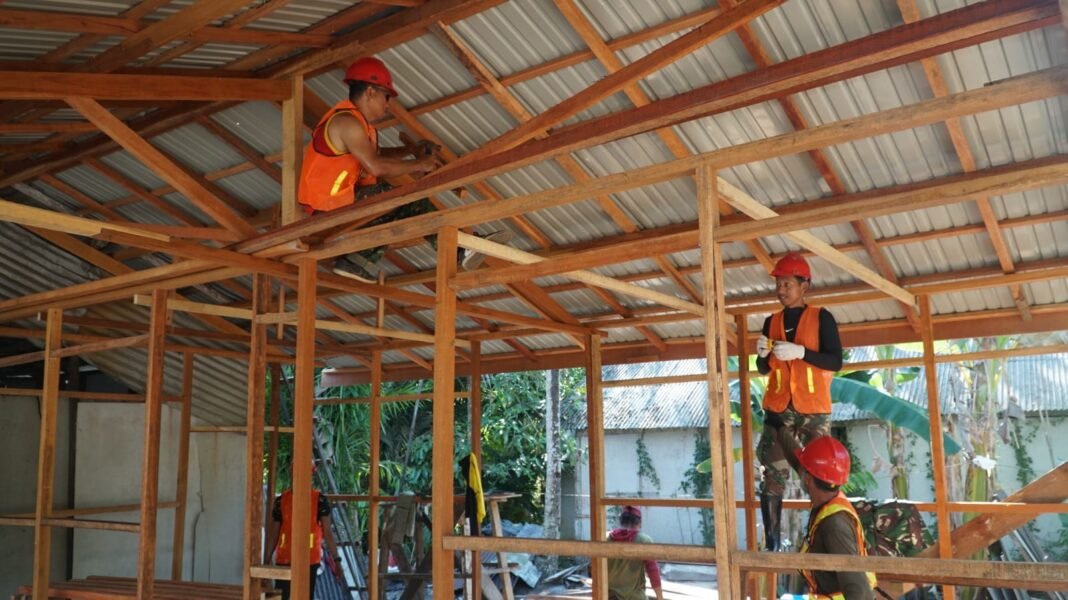 Pemasangan Plafon RTLH Bapak Walianto Dalam Program TMMD