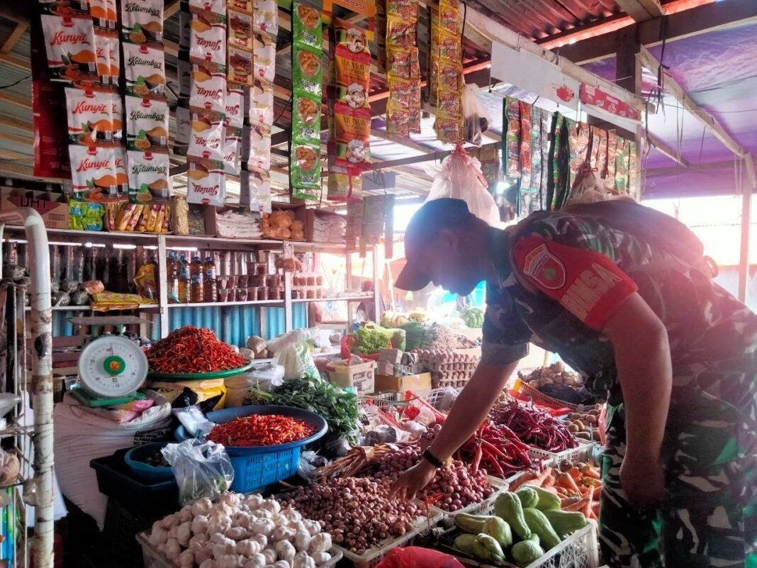 Pemantauan dan Pengawasan Harga Sembako di Pasar oleh Babinsa