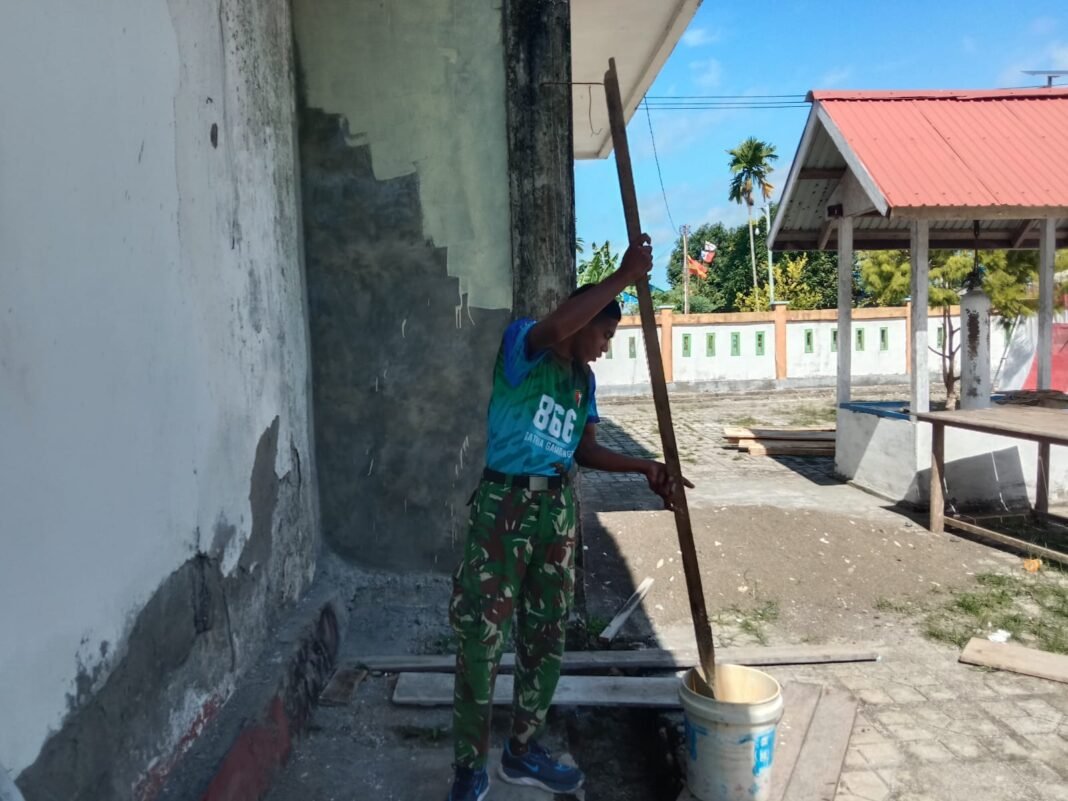 Menjaga Kualitas! Babinsa Sibenpopo Mantau Penyelesaian Pengecatan Gereja Hosana